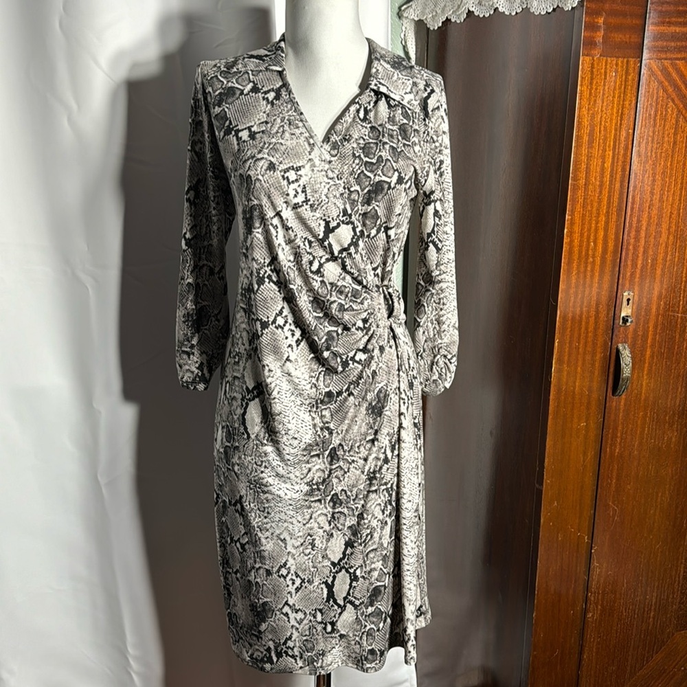 Stretchy snake skit midi wrap dress